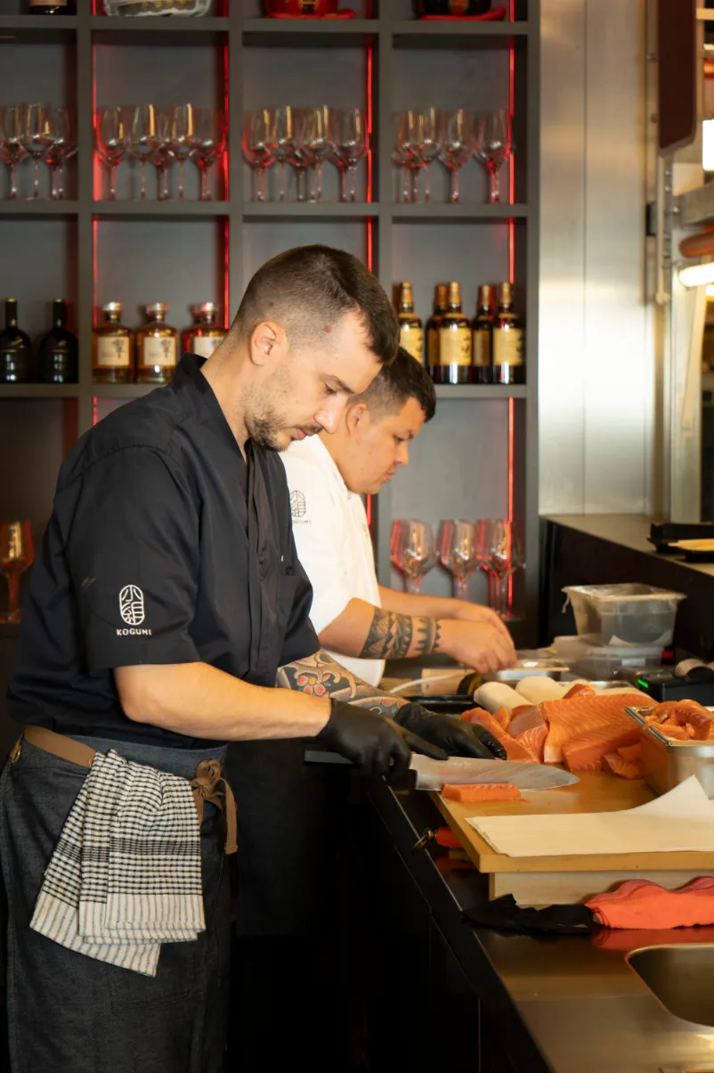 El equipo de Kogumi trabajando el producto en la barra