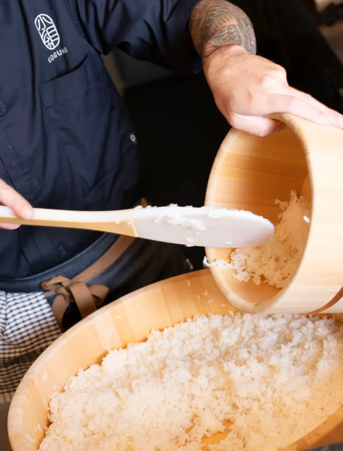 Preparación del arroz de sushi en la barra