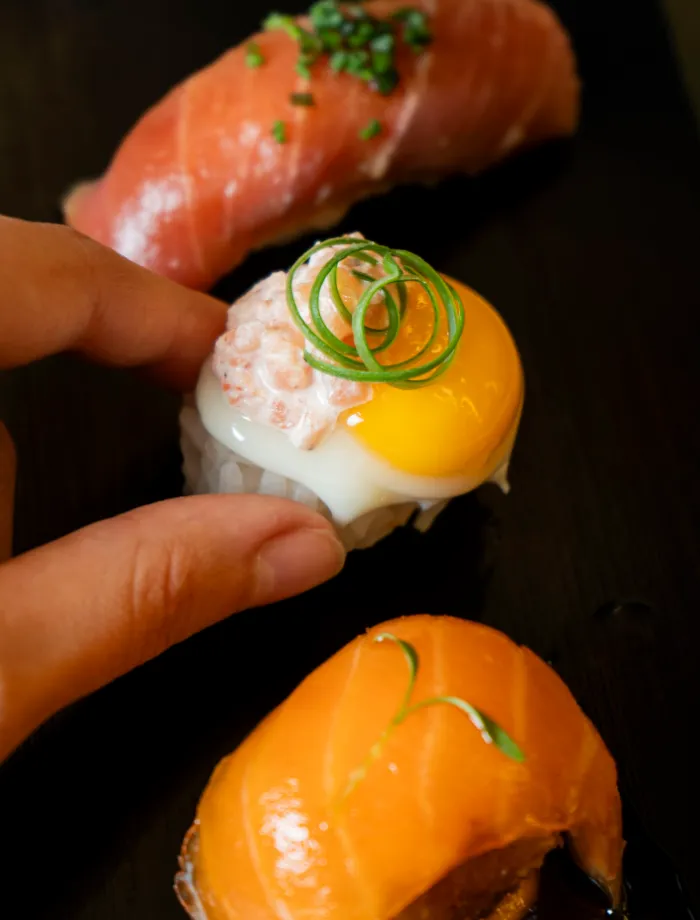 Nigiri de salmón y huevo de codorniz